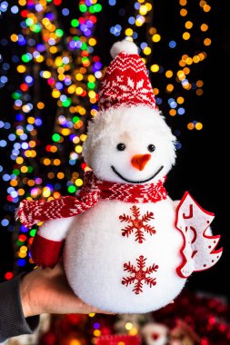 Bokeh lambalarına karşı Noel süslemesi yapmak