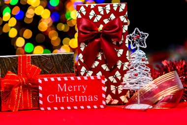 Noel süslemeleri, Noel ve yeni yıl tatilleri arka plan, Noel süsleri ve bulanık ışıklar ile kış sezonu