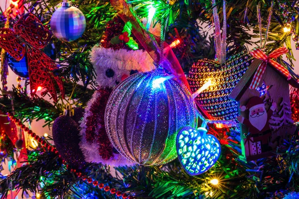 Weihnachtsschmuck Christbaum Mit Weihnachtsbeleuchtung — Stockfoto