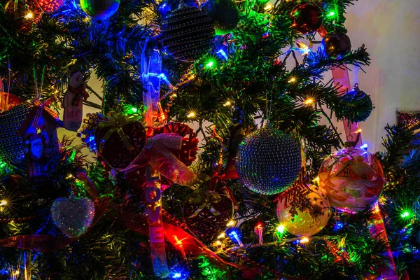 Noel Ağacında Noel Işıklarıyla Süslenmiş — Stok fotoğraf