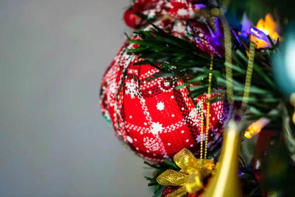 圣诞树上挂着圣诞装饰品 — 图库照片