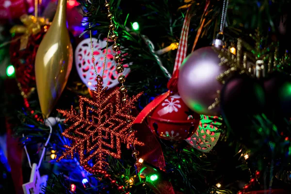 Weihnachtsschmuck Hängt Weihnachtsbaum — Stockfoto