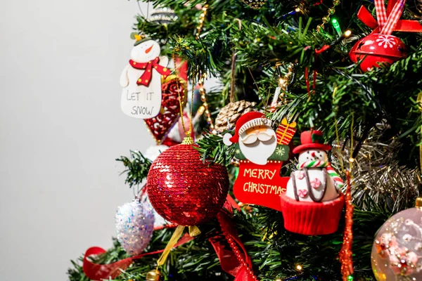 Όμορφα Χριστουγεννιάτικα Στολίδια Και Διακοσμήσεις Κρέμονται Στο Χριστουγεννιάτικο Δέντρο — Φωτογραφία Αρχείου