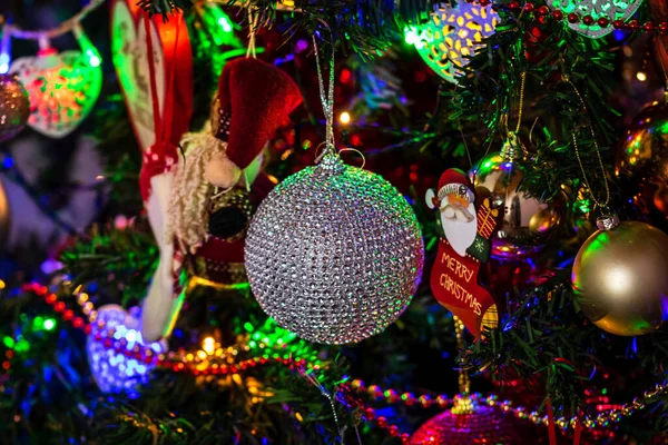 Bellissimi Ornamenti Decorazioni Natalizie Appesi All Albero Natale — Foto Stock