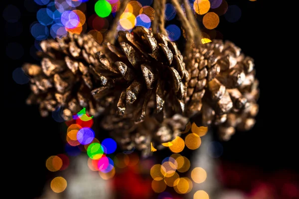 Tenendo Decorazione Natale Contro Bokeh Luci Sfondo — Foto Stock