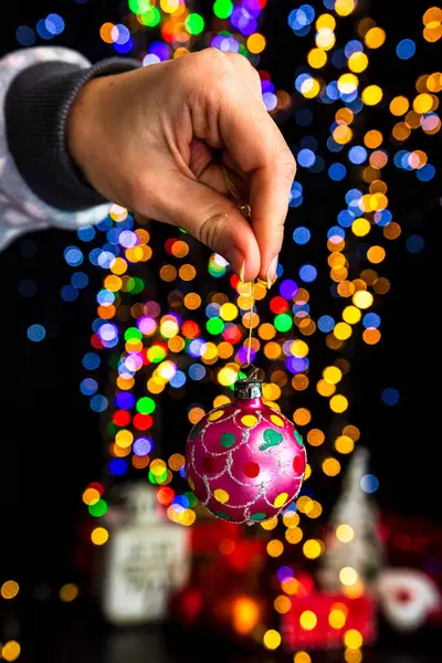 Tenendo Decorazione Natale Contro Bokeh Luci Sfondo — Foto Stock