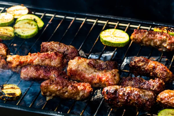 Asar Rollos Carne Llamados Mici Mititei Con Verduras Barbacoa Carbón —  Fotos de Stock