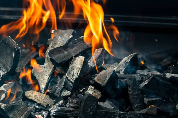 Barbacoa Parrilla Con Fuego Abierto Caliente Brillante Llameante Con Llama — Foto de Stock