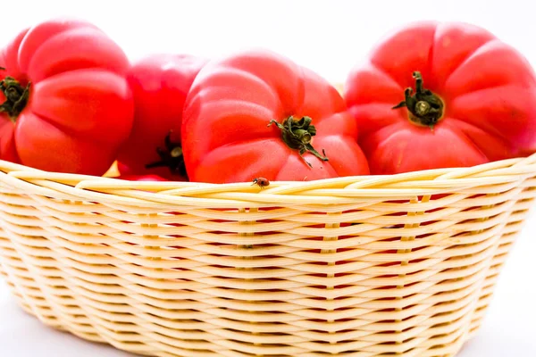 Tomates Rojos Frescos Sabrosos Canasta Mimbre Aislada — Foto de Stock