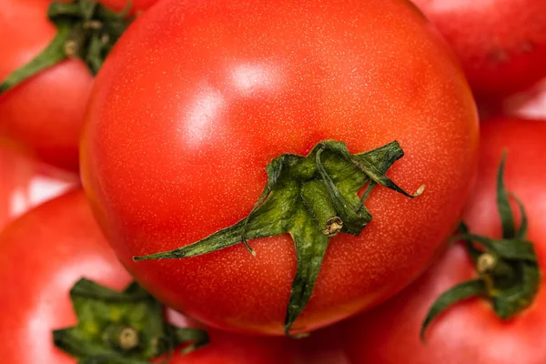 熟した赤いトマト トマトの背景の終わり — ストック写真