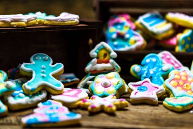 Tahta masadaki ev yapımı Noel kurabiyeleri.