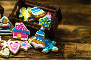 Tahta masadaki ev yapımı Noel kurabiyeleri.