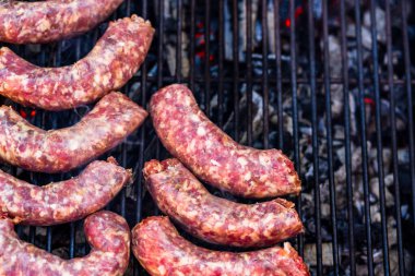 Izgara sosis ve ızgarada domuz pirzolası. Bahçede mangal partisi.