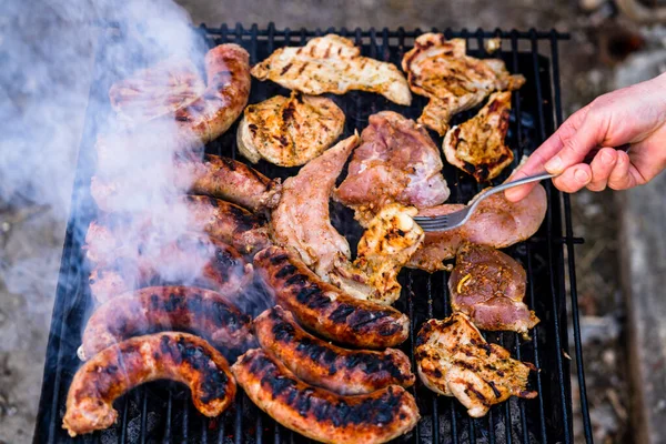 在烤肉架上烤香肠和猪排 花园里的烤肉 — 图库照片