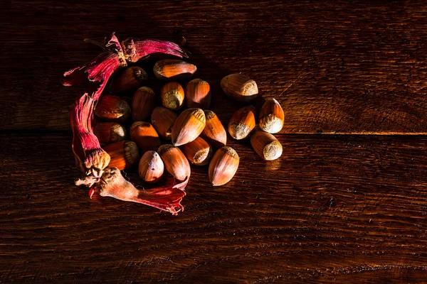 Frische Reife Rote Haselnüsse Auf Holztisch — Stockfoto