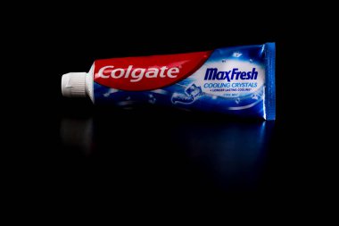 Romanya 'nın Bükreş kentinde 2021 yılında siyah zemin üzerine Colgate MaxFresh diş macunu tüpü