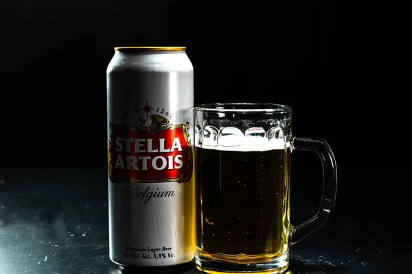 Canette Bière Stella Artois Verre Bière Sur Fond Sombre Photo — Photo