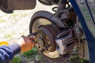 Romanya, Targoviste, 2021 'de bir arabanın frenleme ve onarım sistemi