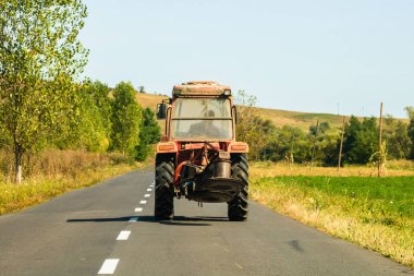 Romanya, Viscri 'de tarım traktörü yolda, 2021