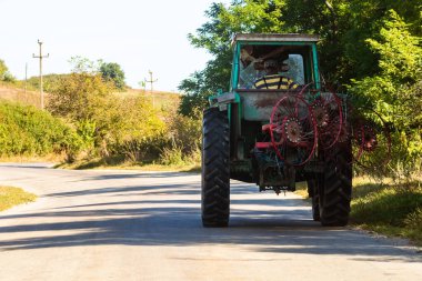Romanya, Viscri 'de tarım traktörü yolda, 2021
