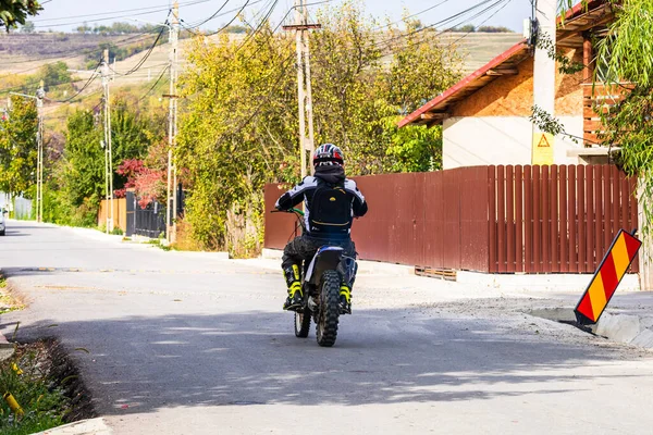 Vista Previa Del Jinete Moto Enduro Una Carretera Del Pueblo —  Fotos de Stock