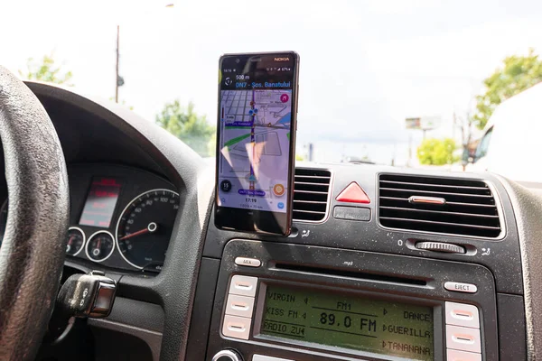 Korzystanie Aplikacji Waze Map Smartfonie Desce Rozdzielczej Samochodu Kierowca Pomocą — Zdjęcie stockowe
