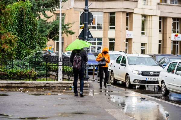 Persone Con Ombrello Strada Una Giornata Piovosa Bucarest Romania 2021 — Foto Stock