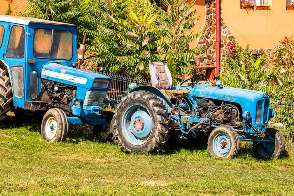 Старий Синій Дренажний Трактор Фермі Селі Віскрі Румунія — стокове фото