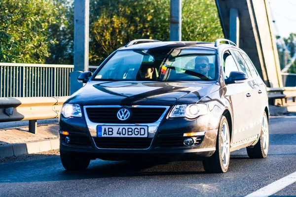 Viajando Coches Movimiento Por Carretera Asfaltada Vista Frontal Los Coches — Foto de Stock