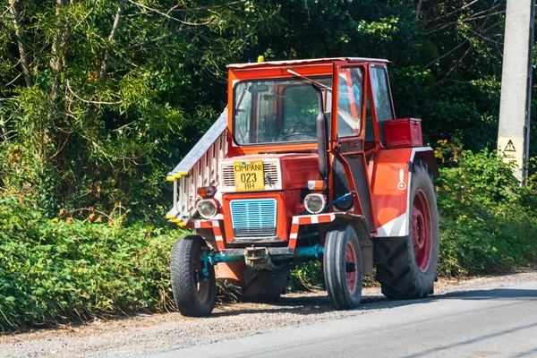 Червоний Сільськогосподарський Трактор Дорозі Біхорі Румунія 2020 Рік — стокове фото