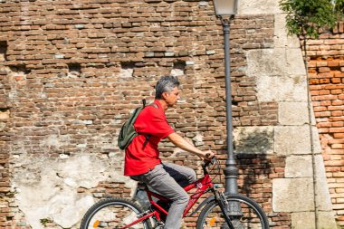 Alba Iulia, Romanya 'da güneşli bir günde bisiklet sürmek, 2021