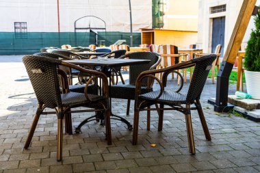 Yerel bir restoranda boş sandalyeli boş bir masayı kapat. Alba Iulia, Romanya, 2021