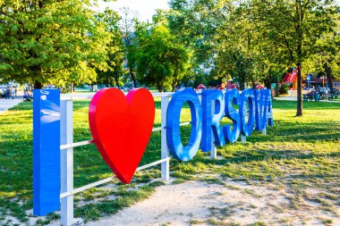 Bir park kalıntısı, Orsova 'ya bayılıyorum mesajı. Orsova, Romanya, 2020