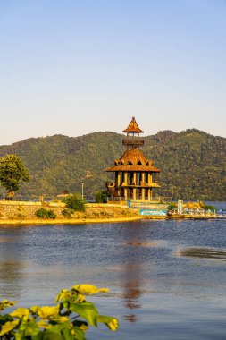 Paslı inşaat, Tuna nehri manzarası ve Orsova şehri, deniz manzarası. Orsova, Romanya, 2020