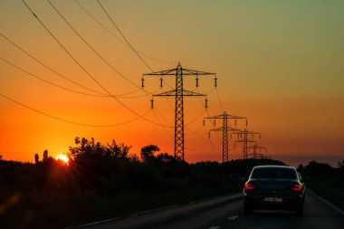 Trafiğin en yoğun olduğu saatte. Bükreş, Romanya, 2021 'de trafik sıkışıklığı, gün batımında yola çıkan arabalar