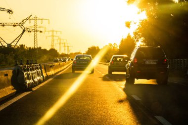 Trafiğin en yoğun olduğu saatte. Bükreş, Romanya, 2021 'de trafik sıkışıklığı, gün batımında yola çıkan arabalar