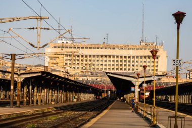 Bükreş, Romanya 'daki Bükreş Kuzey Tren İstasyonu' ndaki (Gara de Nord Bükreş) tren detayı ve tren platformu, 2021