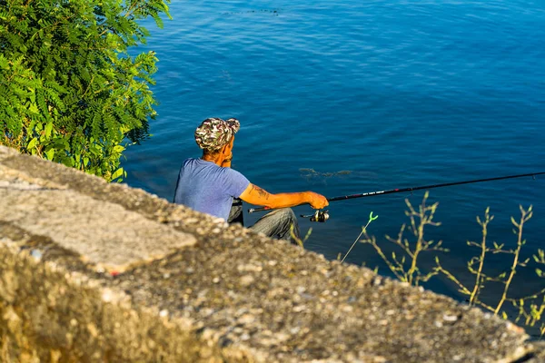 Homme Relaxant Pêchant Bord Une Rivière Orsova Roumanie 2020 — Photo