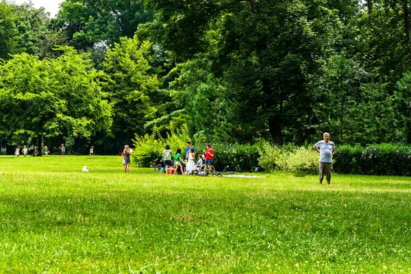 Personas Haciendo Picnic Relajándose Divirtiéndose Durante Crisis Del Coronavirus Parque — Foto de Stock