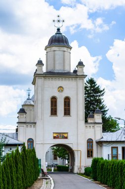 Pasarea Manastırı cephesi, Ortodoks Kilisesi mimari detayları. Ortodoks manastırına giriş.