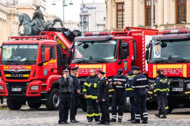 Romanya 'nın Bükreş kentindeki İçişleri Bakanlığı' nın (İçişleri Bakanlığı) önüne park etmiş acil durum itfaiyecileri (Pompierii). Coronavirus dünya çapında salgın krizi. COVID-19 virüsünün yayılması