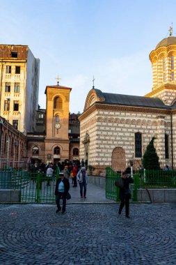 Romanya 'nın Bükreş kentindeki bir ortodoks kilisesinin önünde bekleyen bir kalabalık.