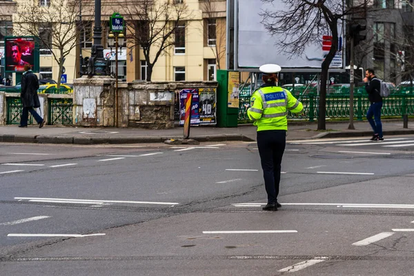 Politieagent Roemeense Verkeerspolitie Politia Rutiera Leidt Het Verkeer Tijdens Spits — Stockfoto