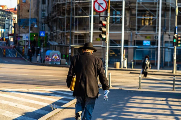 Personas Caminando Cruzando Calle Centro Bucarest Rumania 2021 — Foto de Stock