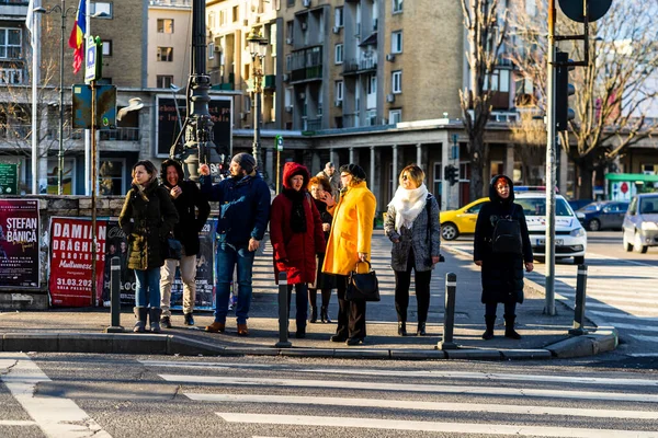 Personas Caminando Cruzando Calle Centro Bucarest Rumania 2021 — Foto de Stock