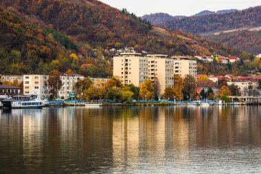 Tuna nehri ve Orsova şehir bitki örtüsü ve binaları, deniz manzarası. Orsova, Romanya, 2021