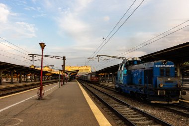 Coronavirus COVID-19 virüsünün neden olduğu değişiklikler ve komplikasyonlar, kalabalık olmayan dünya, boş tren platformu. Bükreş, Romanya, 2020 'deki Kuzey Tren İstasyonu' nda ne bir yolcu ne de bir yolcu var.