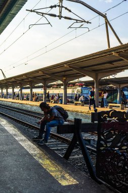 Bükreş, Romanya 'daki Bükreş Kuzey Tren İstasyonu' ndaki (Gara de Nord Bükreş) tren detayı ve tren platformu, 2021