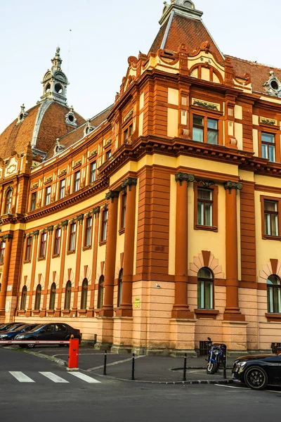 目前设有布拉索夫州 县议会和上诉法院的司法宫立面建筑景观 布拉索夫 罗马尼亚 外部建筑细节 — 图库照片