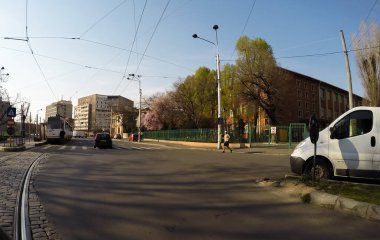 Bükreş, Romanya, 2021 'de trafik sıkışıklığı, kirlilik yok, sokaklar bomboş.